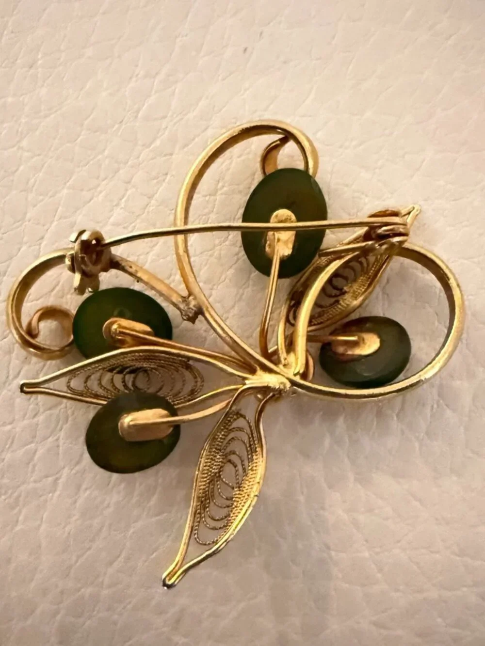 VINTAGE GOLD TONE GREEN STONE FILIGREE LEAF FLORAL BROOCH PIN ESTATE JEWELRY